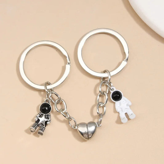 🪐 Couple Astronaut Keychain Set – For Space-Loving Souls 🚀